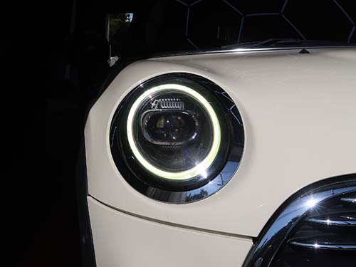 くすみのない明るいホワイト発光