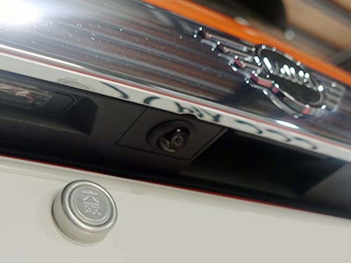 カメラの取り付け位置はトランクリッドの純正バックカメラ装着位置と同じ場所