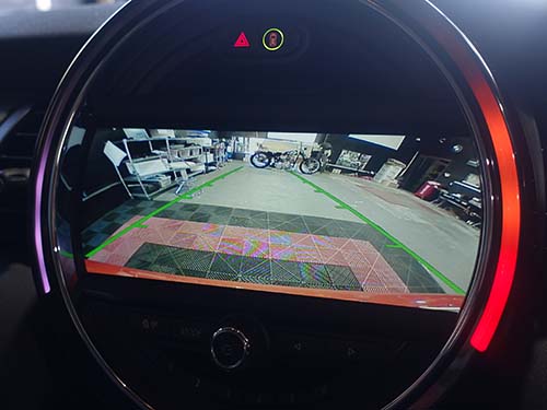 純正モニターへの映像入力にはa/tack製AVインターフェース「AT-VEM615PUD」を使用