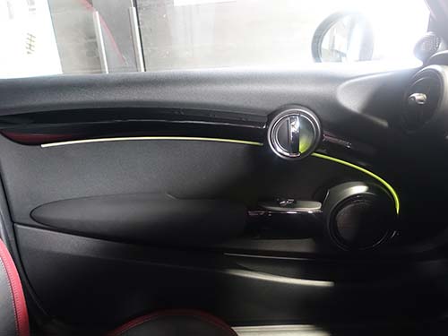 ドア内張アンビエントライトを追加