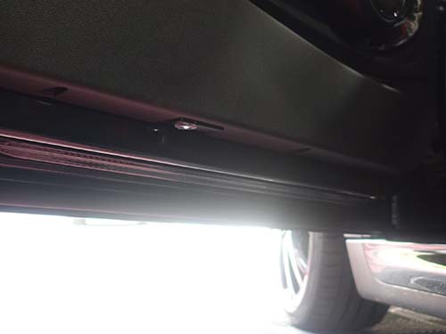 カーテシーライトはドア下部に四角形の開口を加工して装着