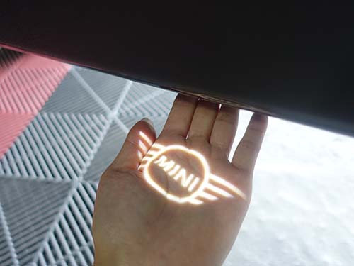 MINIロゴが照射される純正カーテシーライト