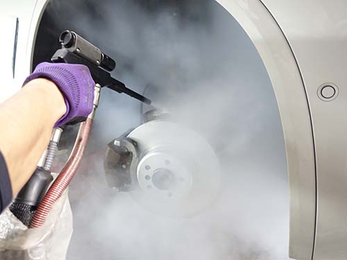 キャリパー周りの汚れをドライアイス洗浄機「GT-22COM」で除去