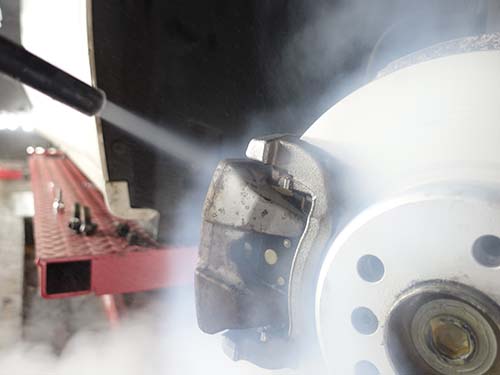 キャリパー周りの汚れをドライアイス洗浄機「GT-22COM」で除去