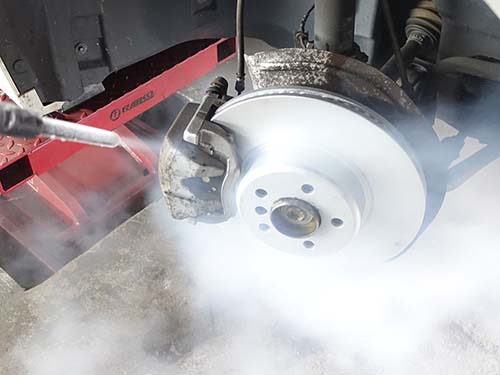 キャリパー周りの汚れをドライアイス洗浄機「GT-22COM」で除去