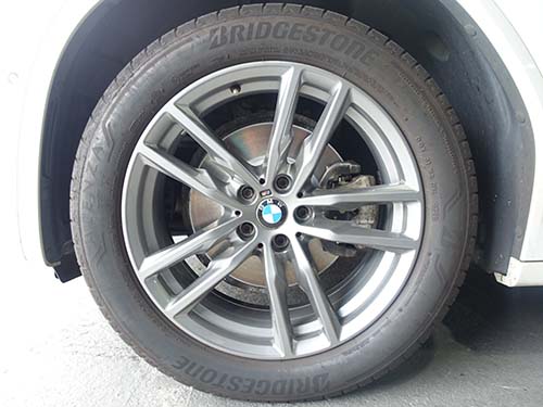 アルミホイールを裏側まで洗浄