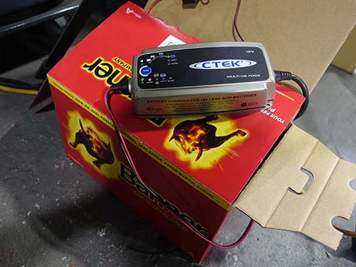 新品バッテリーはCTEK製バッテリーチャージャーで満充電