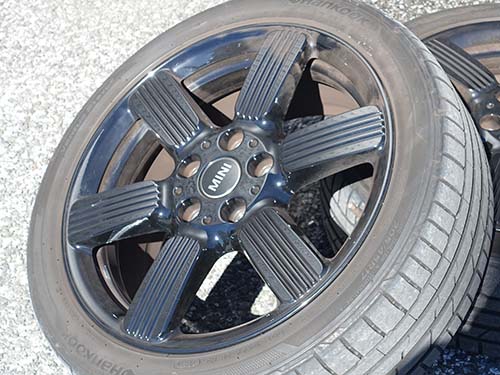 WAKO'SやFIREBALL製の専用クリーナーを使用してホイール裏側まで徹底洗浄