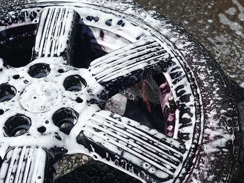 WAKO'SやFIREBALL製の専用クリーナーを使用してホイール裏側まで徹底洗浄