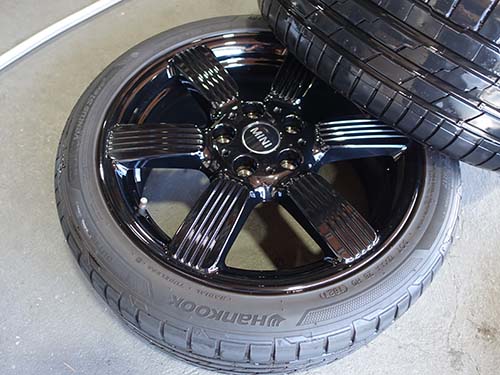 WAKO'SやFIREBALL製の専用クリーナーを使用してホイール裏側まで徹底洗浄