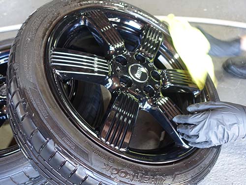 WAKO'SやFIREBALL製の専用クリーナーを使用してホイール裏側まで徹底洗浄