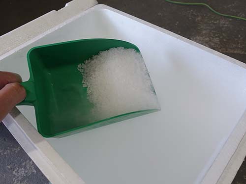 ドライアイスペレットを高圧で噴射して汚れを除去