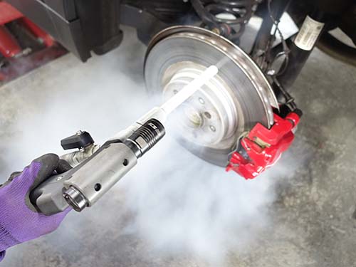 ブレーキ周りのドライアイス洗浄でクリーンアップ