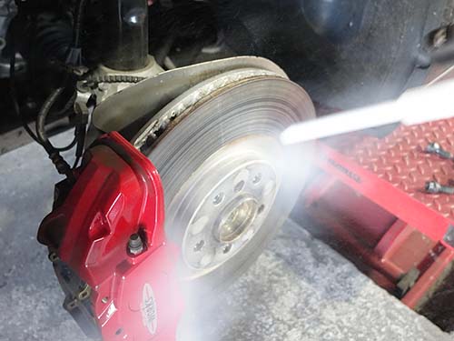 ブレーキ周りのドライアイス洗浄でクリーンアップ