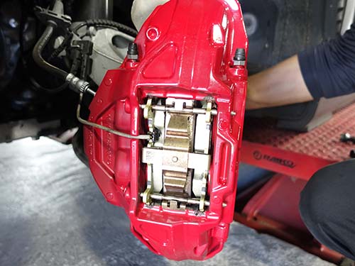 ブレーキ周りのドライアイス洗浄でクリーンアップ