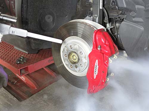 ブレーキ周りのドライアイス洗浄でクリーンアップ