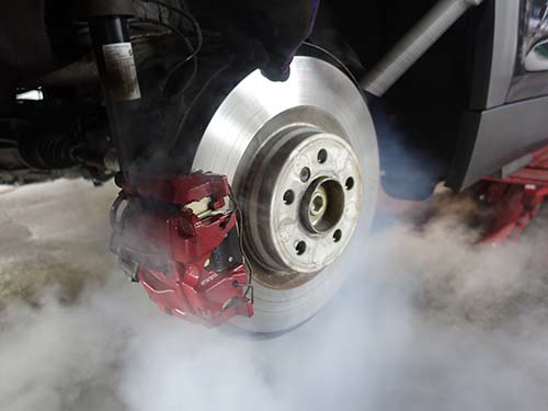 ブレーキ周りのドライアイス洗浄でクリーンアップ