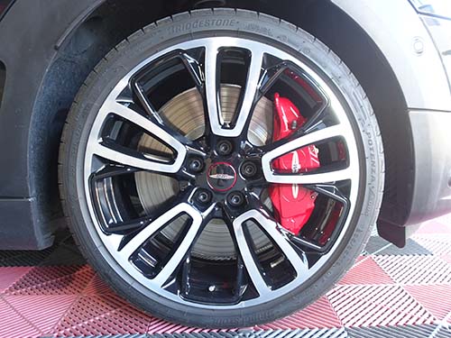 ホイールは取り外し後、WAKO'SやFIREBALL製クリーナーを使って裏側まで徹底洗浄