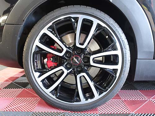 ホイールは取り外し後、WAKO'SやFIREBALL製クリーナーを使って裏側まで徹底洗浄