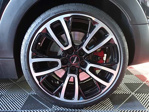 ホイールは取り外し後、WAKO'SやFIREBALL製クリーナーを使って裏側まで徹底洗浄