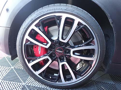 ホイールは取り外し後、WAKO'SやFIREBALL製クリーナーを使って裏側まで徹底洗浄