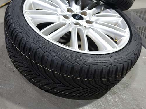 MINI F55 オールシーズンタイヤのミシュラン クロスクライメート2装着