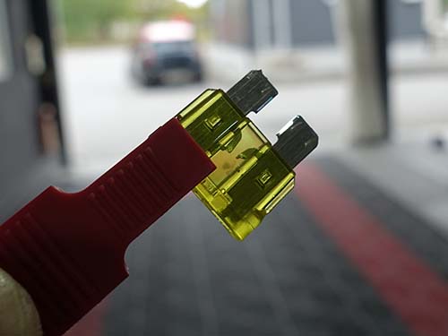 BMW F32 ナビ故障は内部のショートによってヒューズが切れている