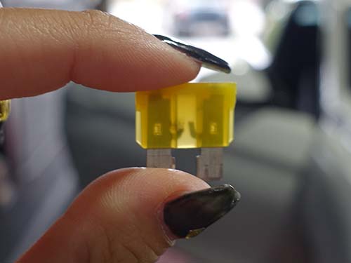 ヘッドユニット内部のショートによりヒューズが断線