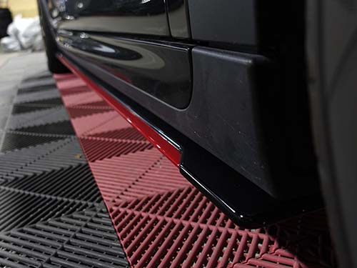 マッドブラックをベースにチリレッドで塗り分けペイント