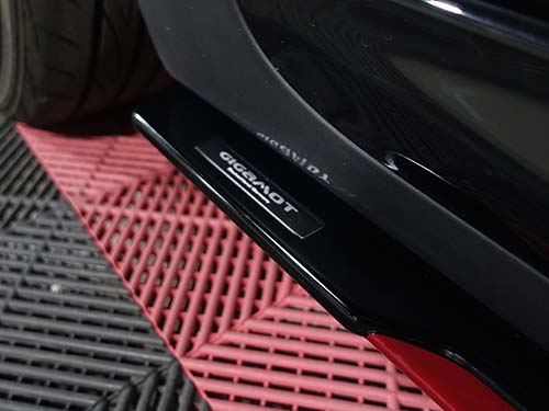 マッドブラックをベースにチリレッドで塗り分けペイント