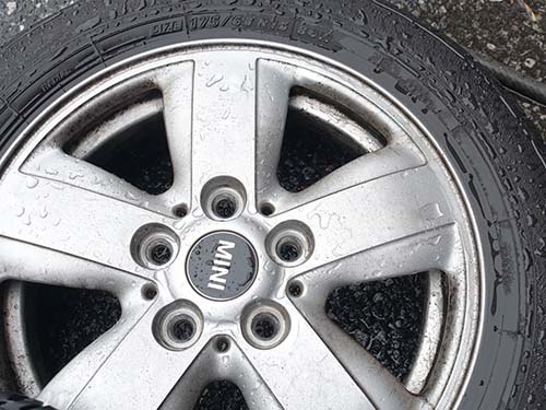 ブレーキダストが付着したアルミホイール