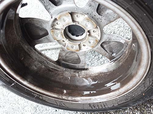 ブレーキダストが付着したアルミホイール