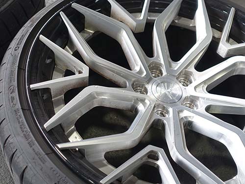 Z-Performance製の鍛造アルミホイール の洗浄作業