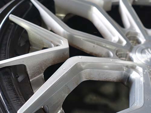 Z-Performance製の鍛造アルミホイール の洗浄作業