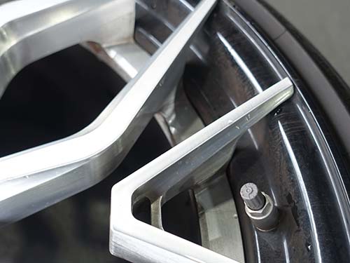 Z-Performance製の鍛造アルミホイール の洗浄作業