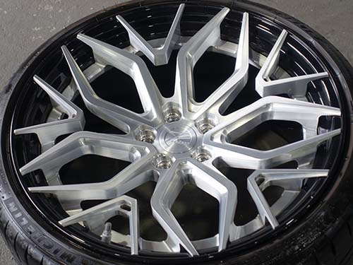 Z-Performance製の鍛造アルミホイール の洗浄作業