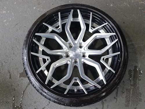 Z-Performance製の鍛造アルミホイール の洗浄作業