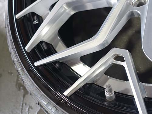 Z-Performance製の鍛造アルミホイール の洗浄作業