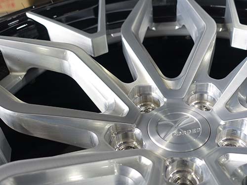 Z-Performance製の鍛造アルミホイール の洗浄作業