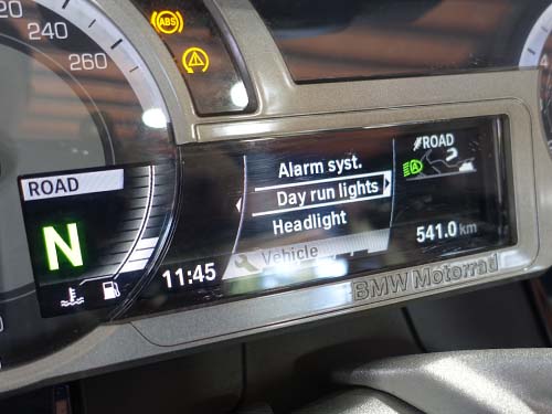 メーターパネル上には「デイライト」のメニュー項目が追加