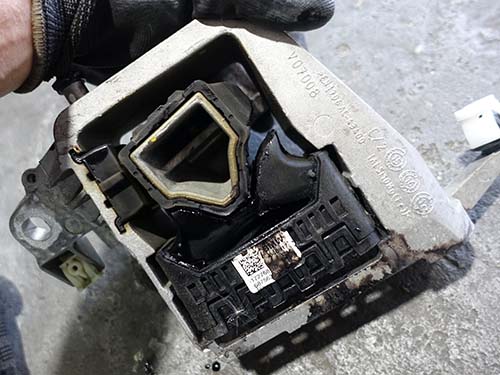 エンジンマウントはゴムのひび割れ・ヘタリが進行