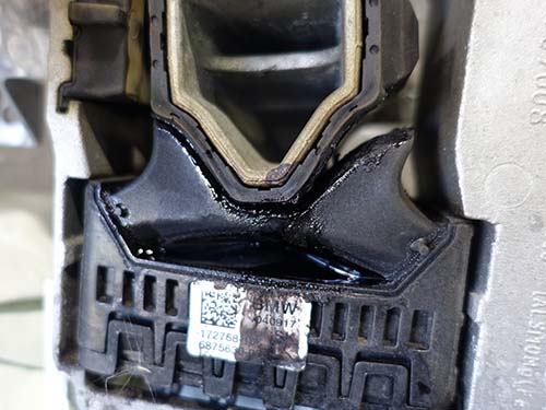 エンジンマウントはゴムのひび割れ・ヘタリが進行