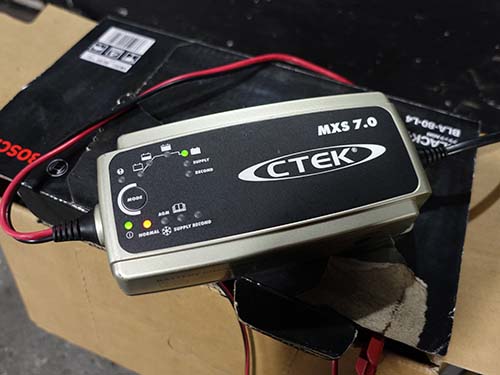 装着前に CTEKバッテリーチャージャーで満充電