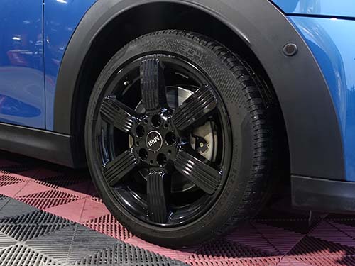 ホイール裏側まで徹底洗浄