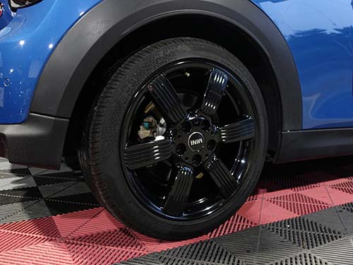 ホイール裏側まで徹底洗浄