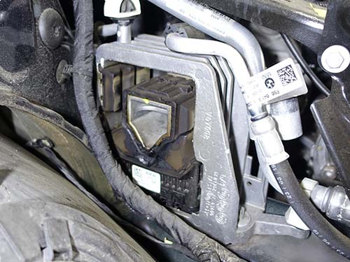 エンジンマウントのゴム部分が潰れと割れが発生