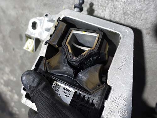 エンジンマウントのゴム部分が潰れと割れが発生