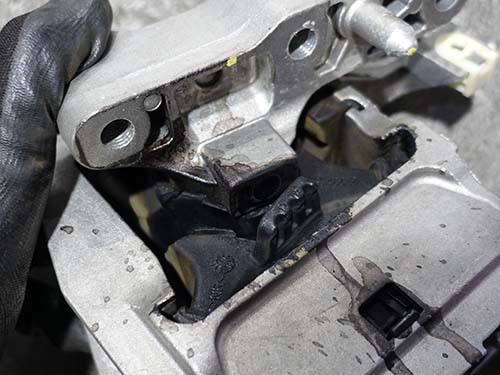 エンジンマウントのゴム部分が潰れと割れが発生