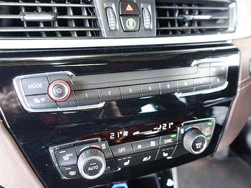 純正スロットのないパネルが装着されていました