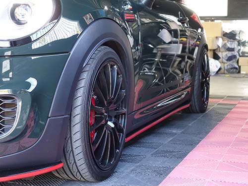 MINI F56 サイドスポイラー(GIOMIC)取付
